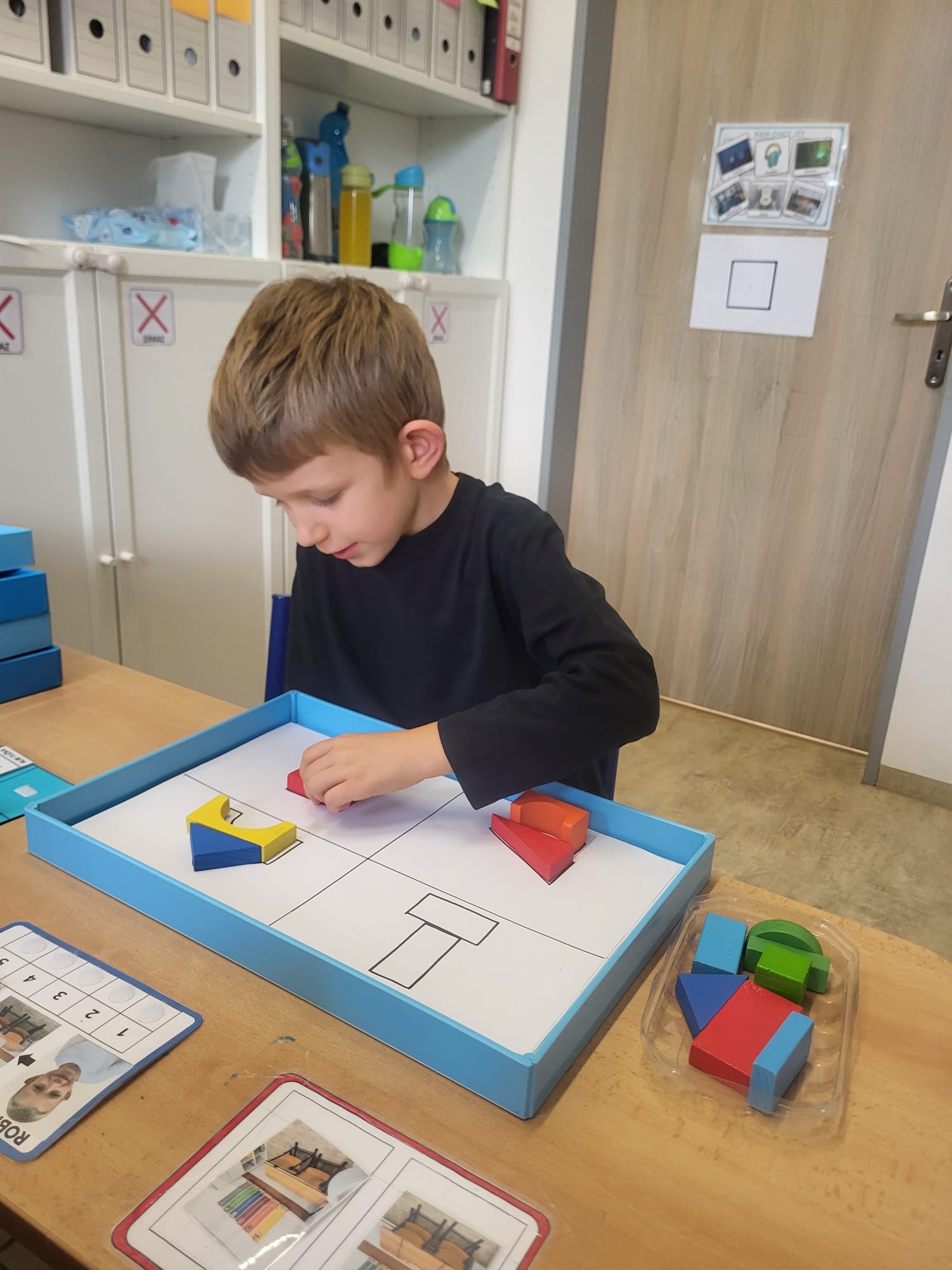 Cvičení s geometrickými tvary u stolu
