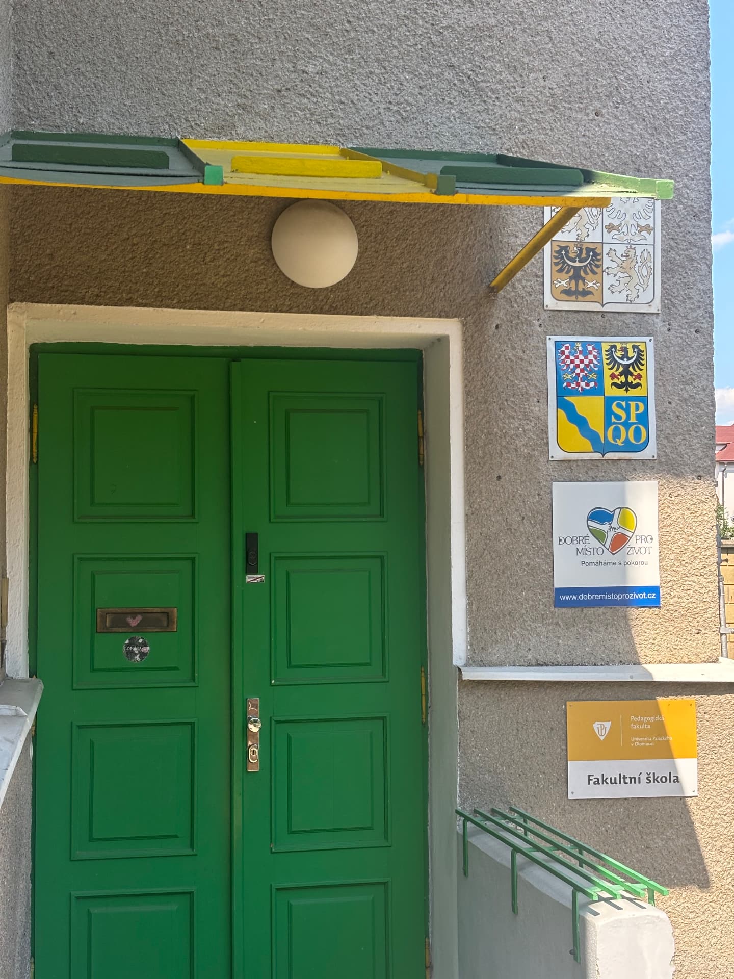 Vstupní zelené dveře mateřské školy
