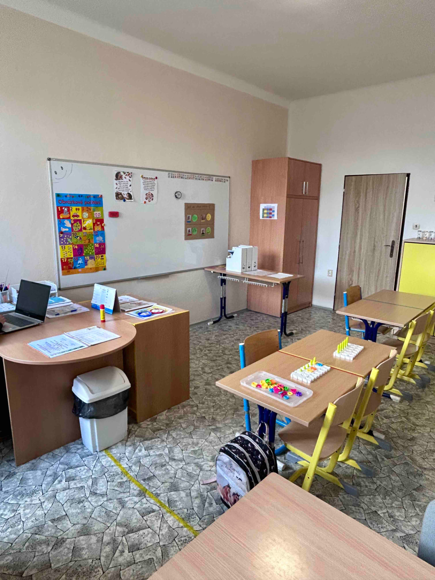 Učebna s lavicemi, tabulí a pomůckami pro žáky
