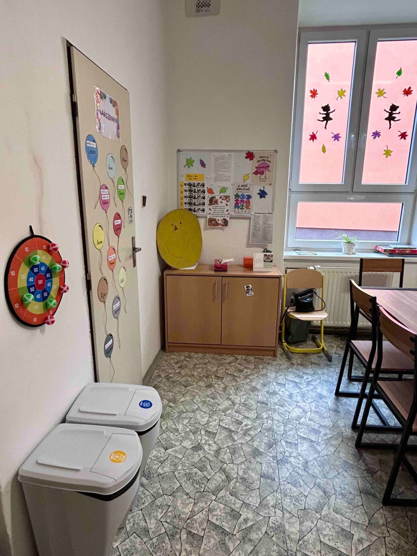 Prostory školní družiny se šipkou a nástěnkou aktualit