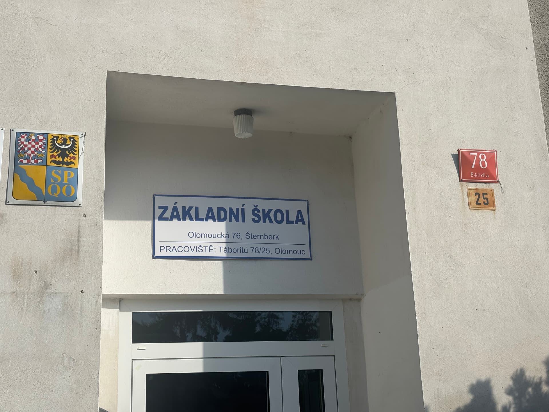 Vstup do školy s cedulí Základní škola