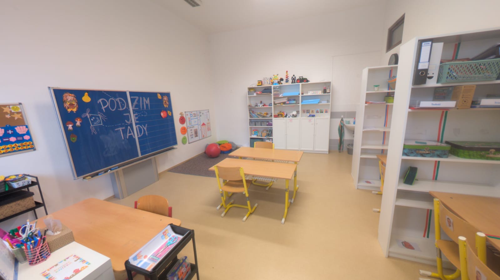 Učebna s tabulí a výukovými pomůckami