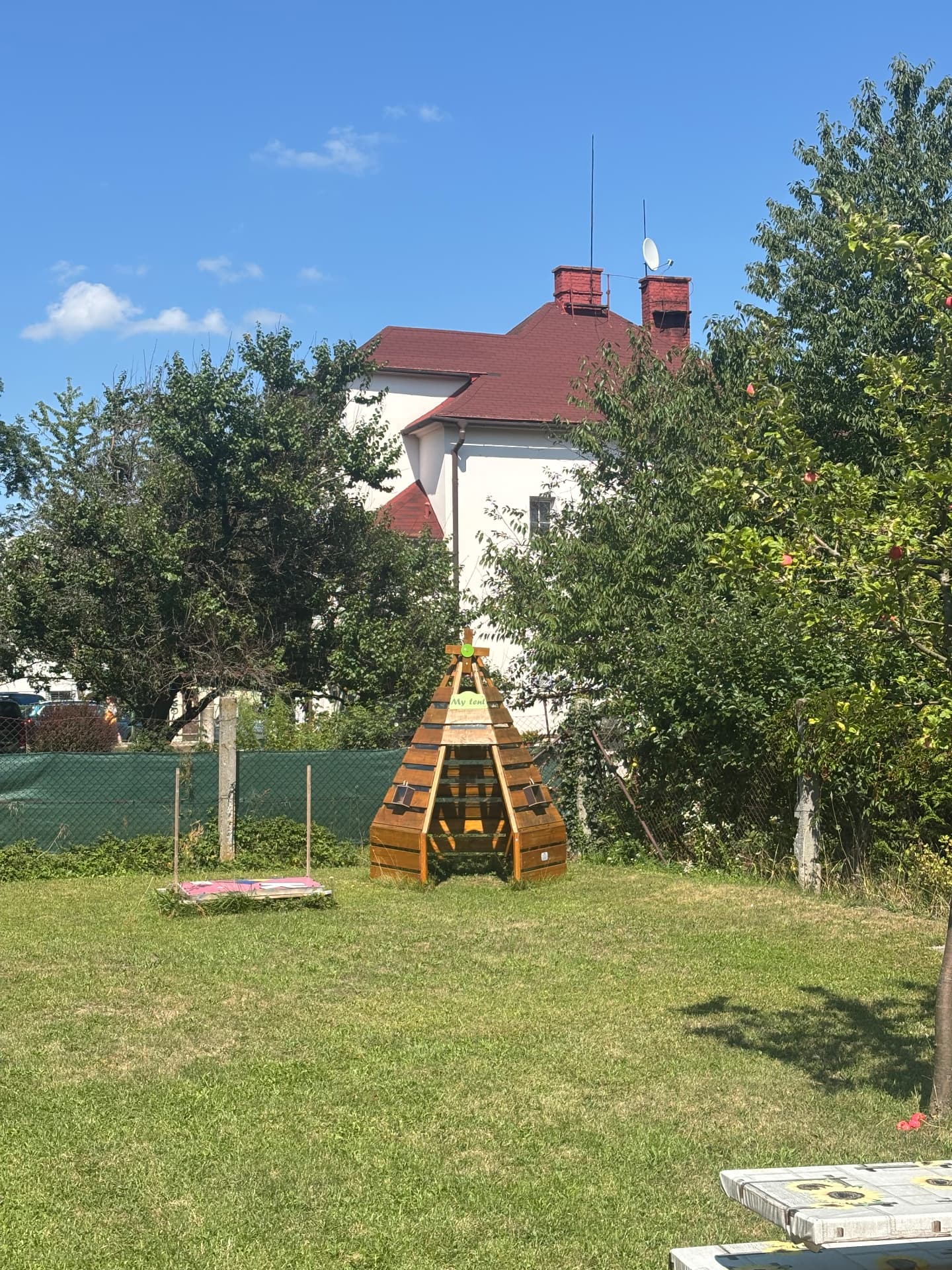 Pohled na zahradu s hracím prvkem